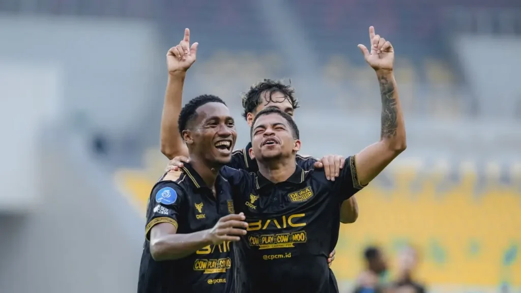Dewa United merayakan kemenangan atas PSS Sleman