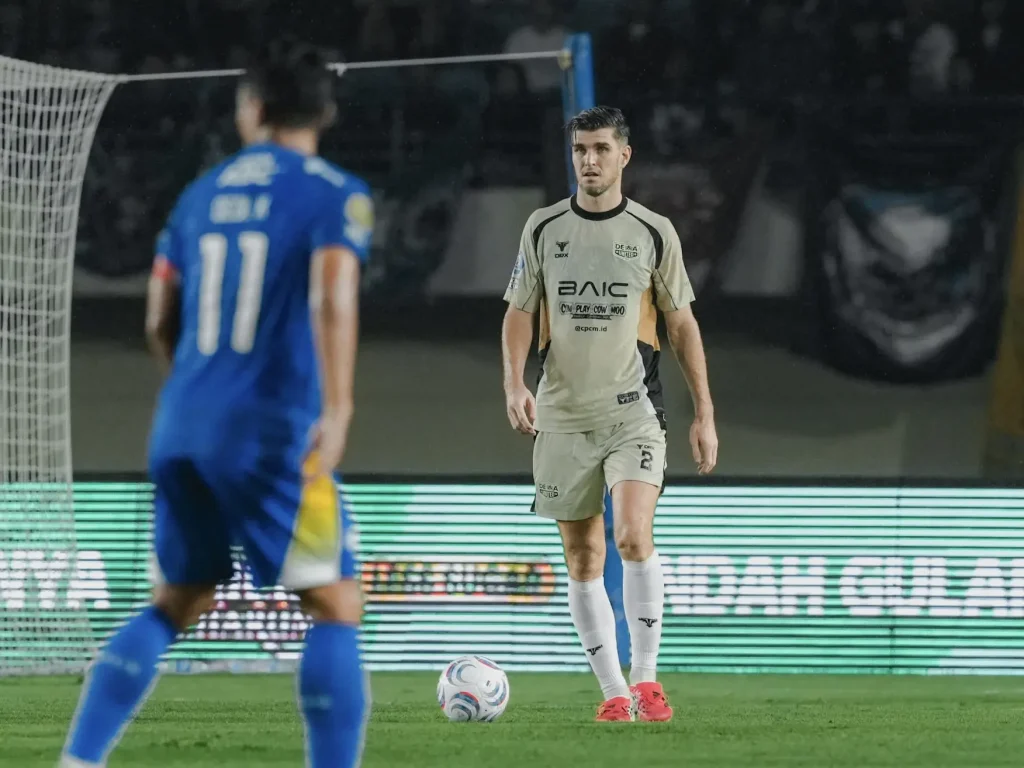 Dewa United menghadapi Persib Bandung
