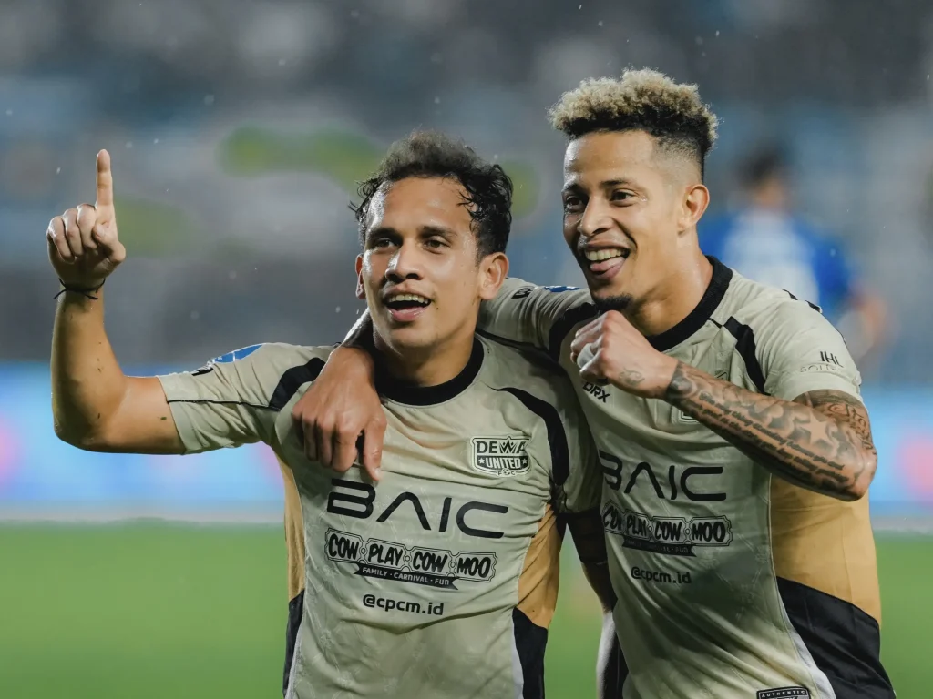 Pertandingan Dewa United melawan Persib Bandung